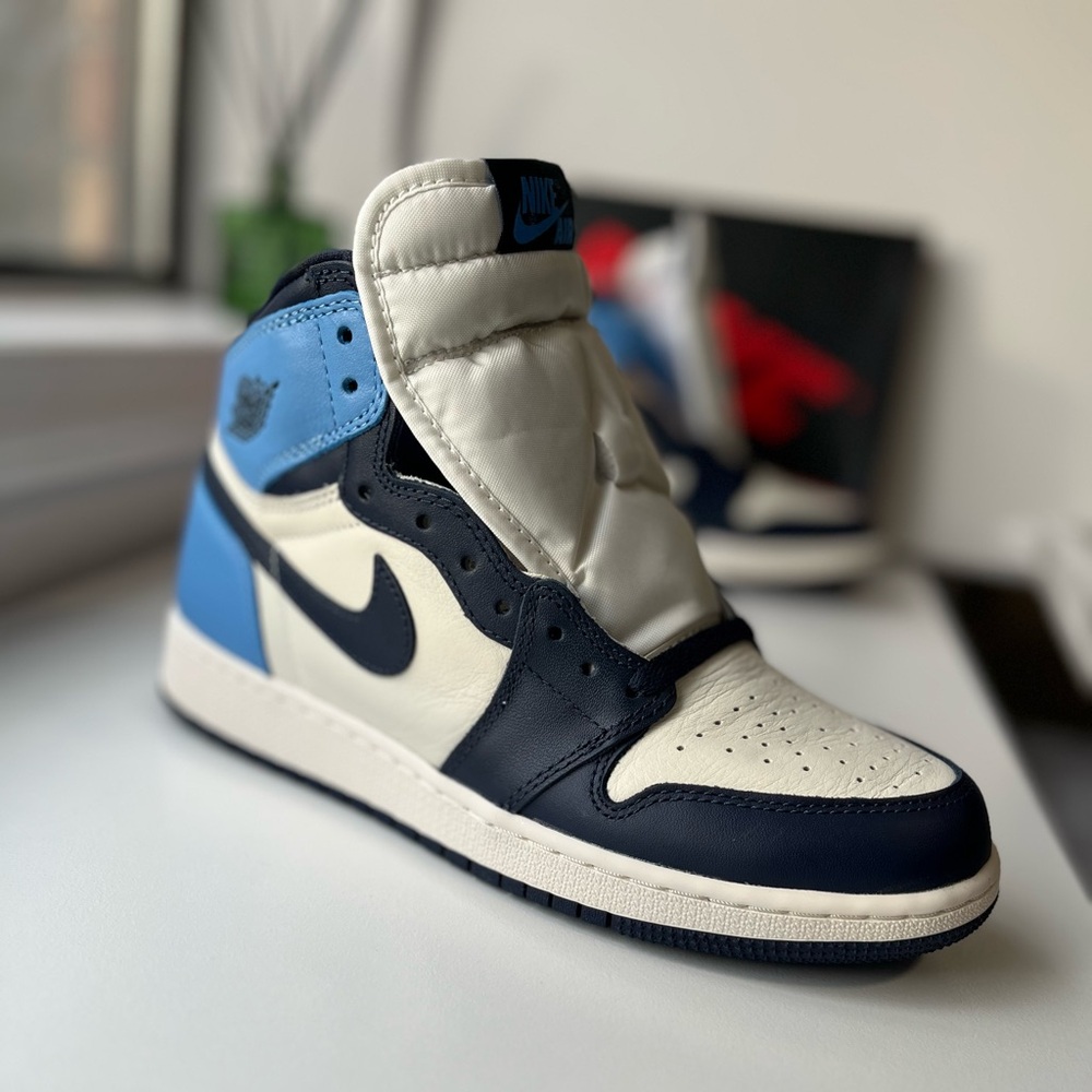 Dead stock Nike Air Jordan 1 RETRO High OG GS Obsidian white University Blue 7y